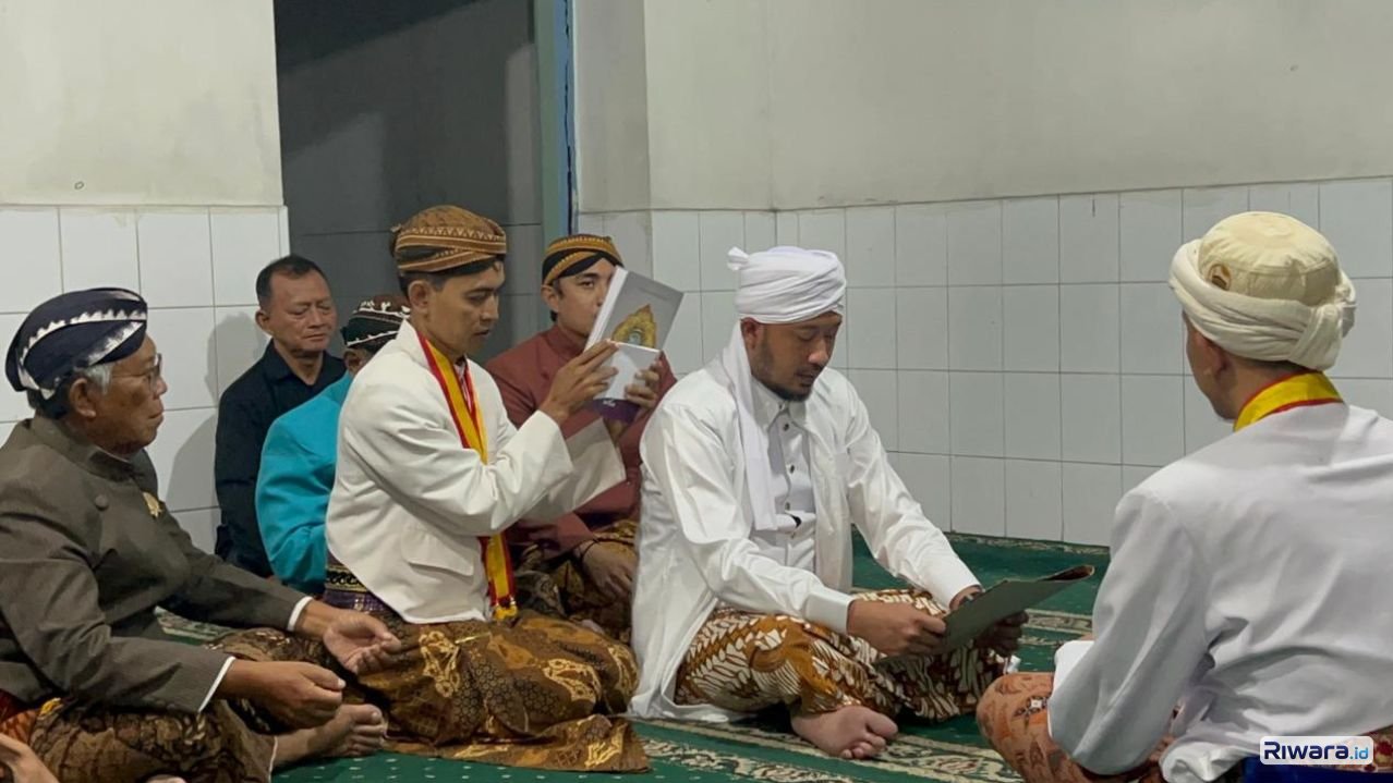 SISKS Paku Buwana XIV menjalani sholat malam dan ikrar di Masjid Paromosono menjelang Tingalan Dalem Jumenengan Jumat 4 September 2026 malam